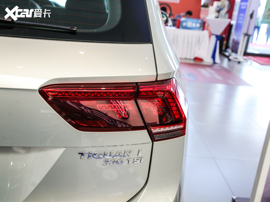 2019;^L Ŀ 330TSI Ş R-Line