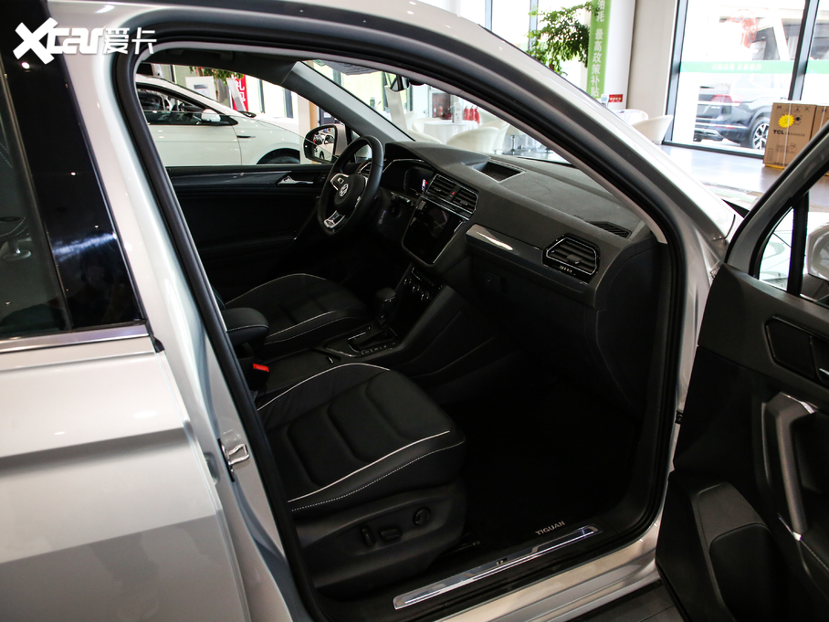 2019;^L Ŀ 330TSI Ş R-Line