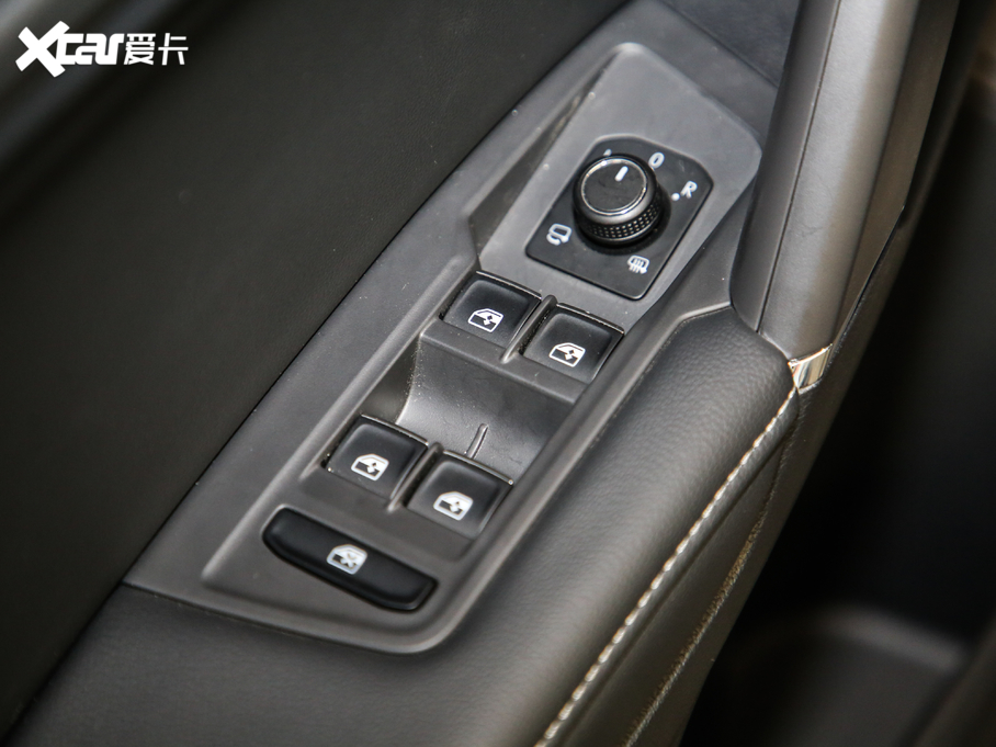 2019;^L Ŀ 330TSI Ş R-Line