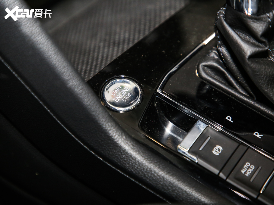 2019;^L Ŀ 330TSI Ş R-Line