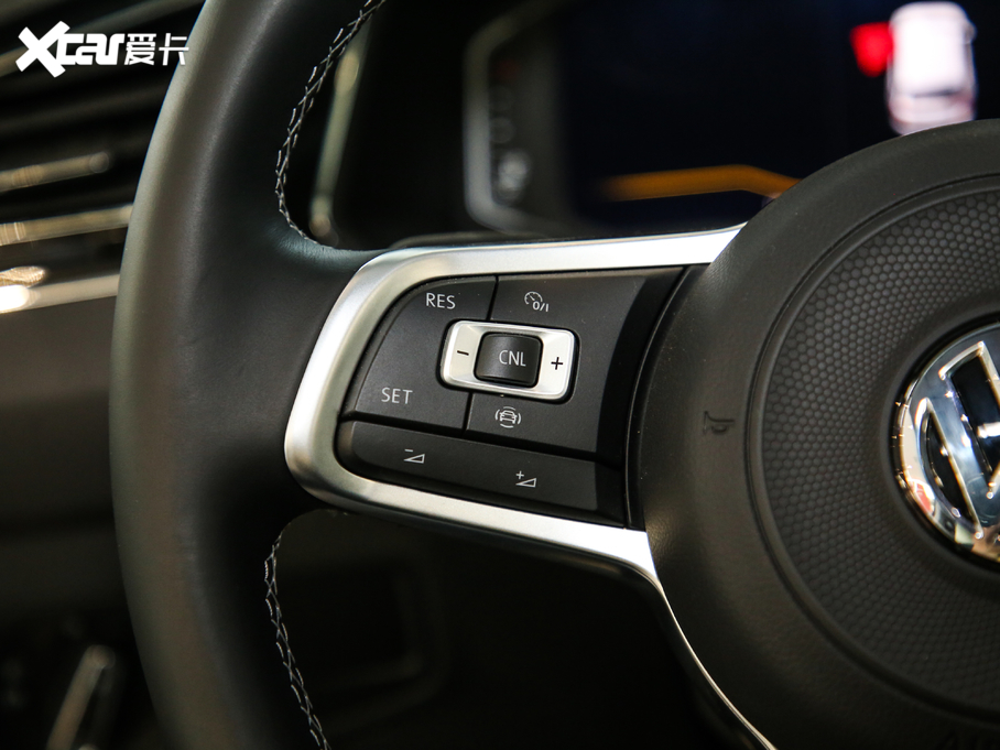 2019;^L Ŀ 330TSI Ş R-Line