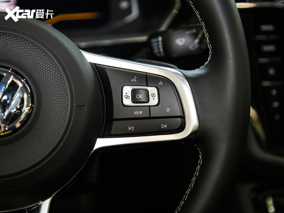 2019;^L Ŀ 330TSI Ş R-Line