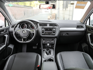 2019款330TSI 风尚版 内饰全景