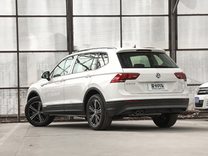 2019款330TSI 全景舒适版 左后45度