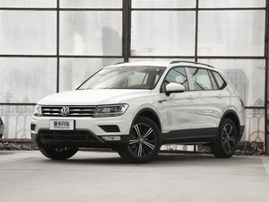 2019款330TSI 全景舒适版 左前45度
