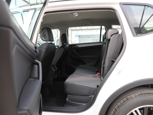 2019款330TSI 全景舒适版 后排空间