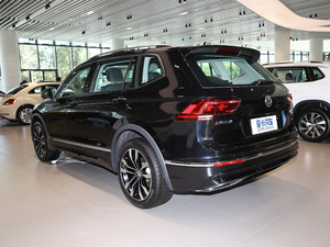 2019款330TSI 旗舰版 R-Line 左后45度
