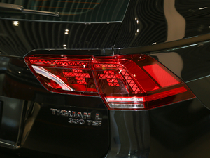 2019款330TSI 旗舰版 R-Line 尾灯