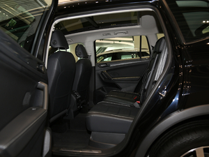 2019款330TSI 旗舰版 R-Line 后排空间