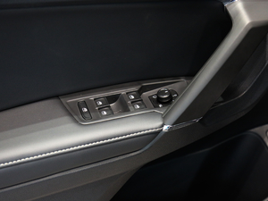 2019款330TSI 旗舰版 R-Line 主驾车窗控制区	