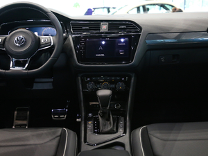 2019款330TSI 旗舰版 R-Line 中控台