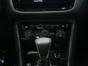 2019330TSI Ş R-Line {(dio){(dio)(ji)