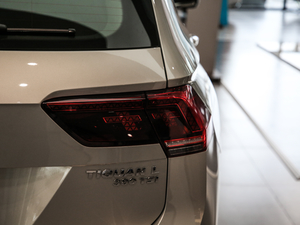 2019款380TSI 四驱智动豪华版 7座 尾灯