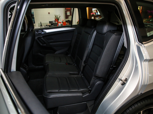 2019款380TSI 四驱智动豪华版 7座 后排空间