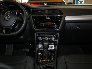 2019款380TSI 四驱智动豪华版 7座 中控台