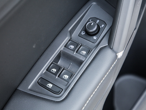 2019Ŀ 330TSI Ş R-Line {܇ƅ^	