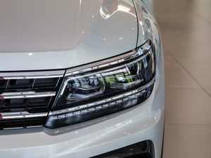 2019款改款 330TSI 旗舰版 R-Line 大灯