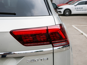 2019款380TSI 四驱尊崇豪华版 尾灯
