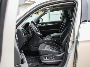 2019款380TSI 四驱尊崇豪华版 前排空间