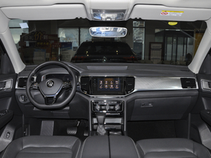 2020款改款 330TSI 两驱豪华版 内饰全景