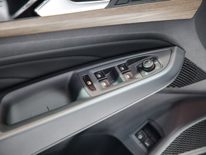 2020430PHEV ӾӢ VI {܇ƅ^	