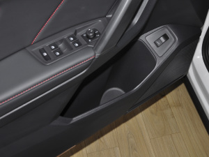 2021款380TSI 四驱旗舰版 前门储物空间