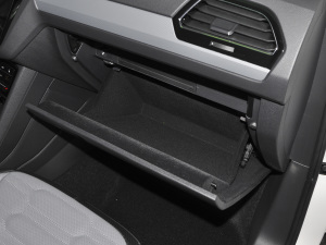 2021款380TSI 四驱旗舰版 手套箱
