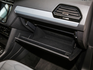 2021款330TSI 两驱越享版 手套箱