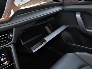 2021款330TSI 四驱旗舰版 手套箱