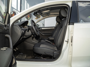 2021款1.5L 手动舒适版 前排空间