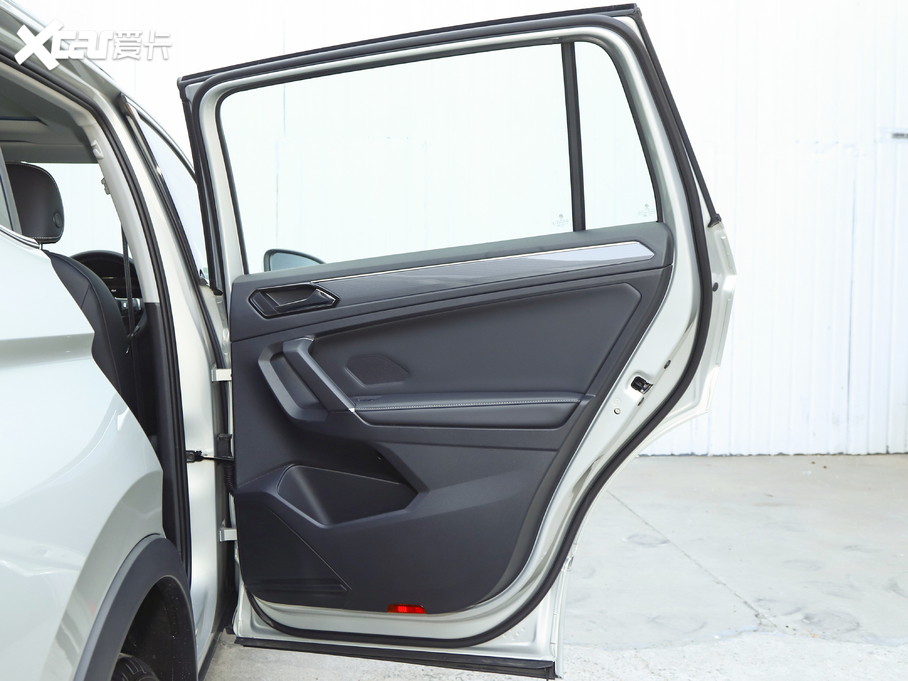 2021;^L 330TSI Խ R-Line