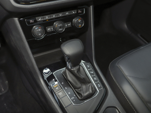 2021款330TSI 越享版 R-Line 换挡杆