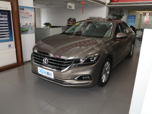 2021款330TSI 精英版 左前45度