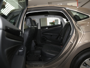 2021款330TSI 精英版 后排空间