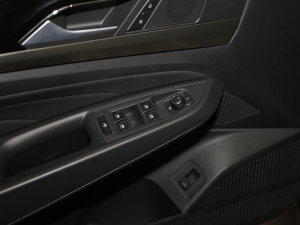 2021款330TSI 精英版 主驾车窗控制区	