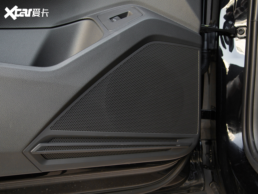 2022;^L 330TSI ԄӃR-LineԽ