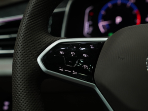 2022380TSI ԄR-LineŞ7 п؅^