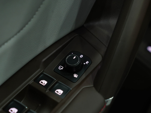 2022380TSI ԄR-LineŞ7 п؅^