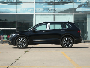 2022款330TSI 自动两驱R-Line越享版 正侧（左）