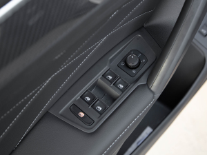2022款330TSI 自动两驱R-Line越享版 主驾车窗控制区	