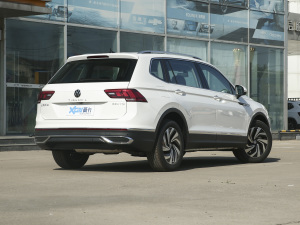 2022款330TSI 自动两驱智享版 右后45度