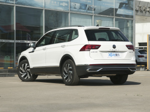 2022款330TSI 自动两驱智享版 左后45度