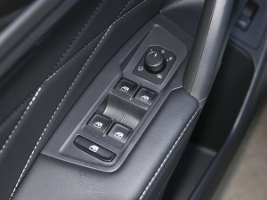 2022款330TSI 自动两驱智享版 主驾车窗控制区	