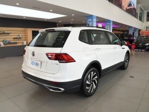 2022款330TSI 自动两驱舒享版 右后45度