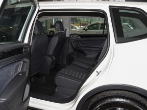 2022款330TSI 自动两驱舒享版 后排空间