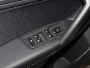 2022款330TSI 自动两驱舒享版 主驾车窗控制区	