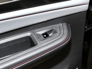 2022款380TSI 四驱豪华版 后排车窗控制区