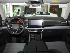 2022款330TSI 两驱豪华版 内饰全景