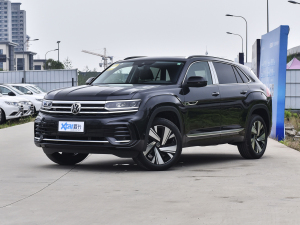 2022款330TSI 两驱尊崇豪华版 左前45度