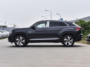 2022款330TSI 两驱尊崇豪华版 正侧（左）